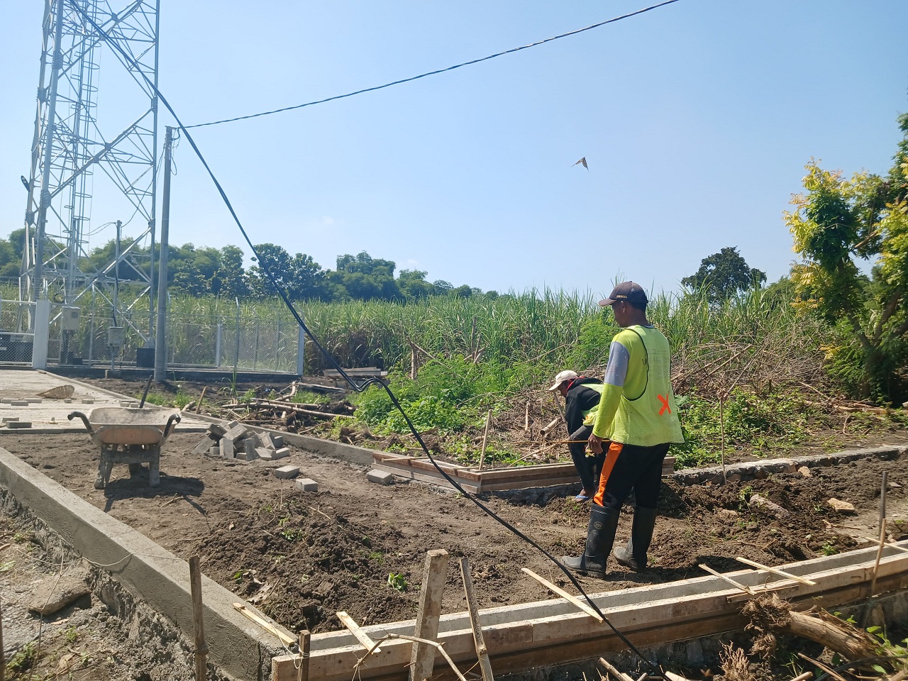 Pembangunan tower bodong di Desa Sogo, Kecamatan Balerejo, Kabupaten Madiun tetap berjalan meski sudah ditegur Satpol PP. SP/ MAN