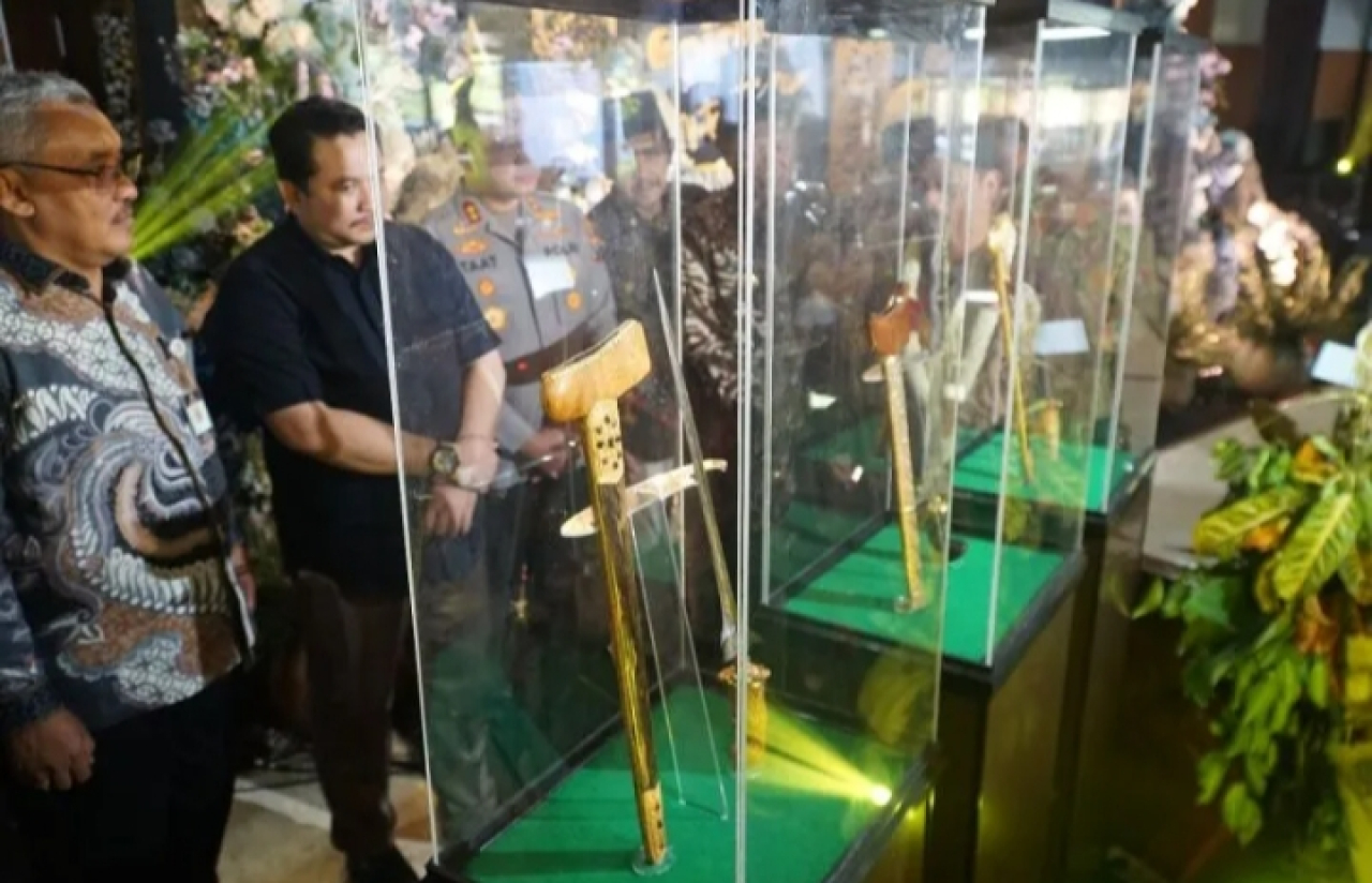 Sejumlah pejabat Kementerian Kebudayaan dan jajaran Forkopimda Tulungagung menyimak pusaka milik Menteri Kebudayaan Fadli Zon dalam Pameran Tosan Aji Festival Budaya Spiritual 2025 di Tulungagung. SP/ TLG