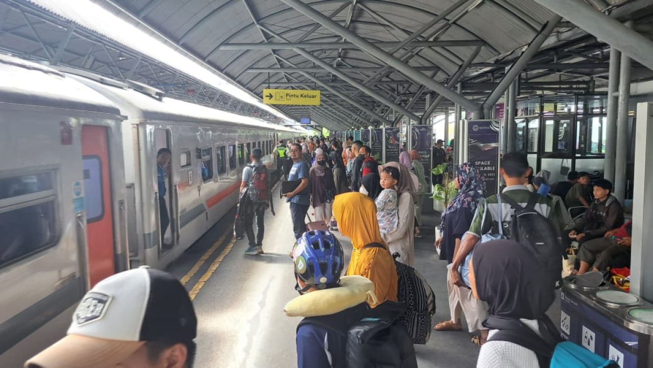 Tampak penumpang kereta api memadati stasiun. SP/ Achmad