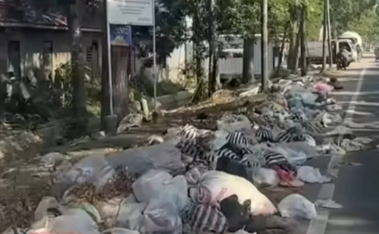 Ilustrasi. Penampakan sampah berserakan di jalan Tulungagung. SP/ TLG