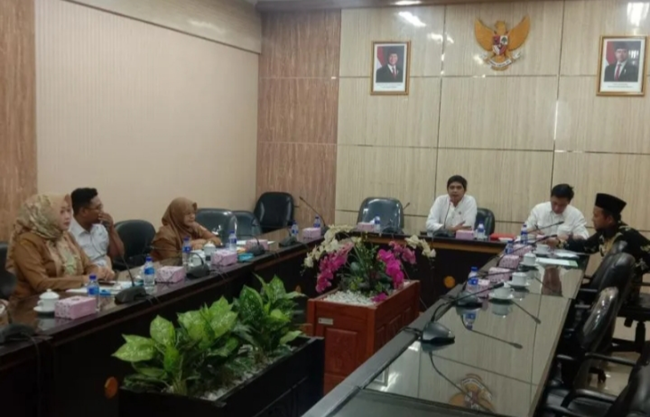 Rapat dengar pendapat DPMPTSP dengan Komisi B DPRD Jember. SP/ JBR