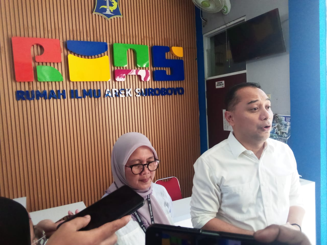 WALIKOTA SURABAYA ERI CAHYADI SAAT BERADA DI RUMAH ILMU AREK SUROBOYO (RIAS). SP/ ACHMAD ADI