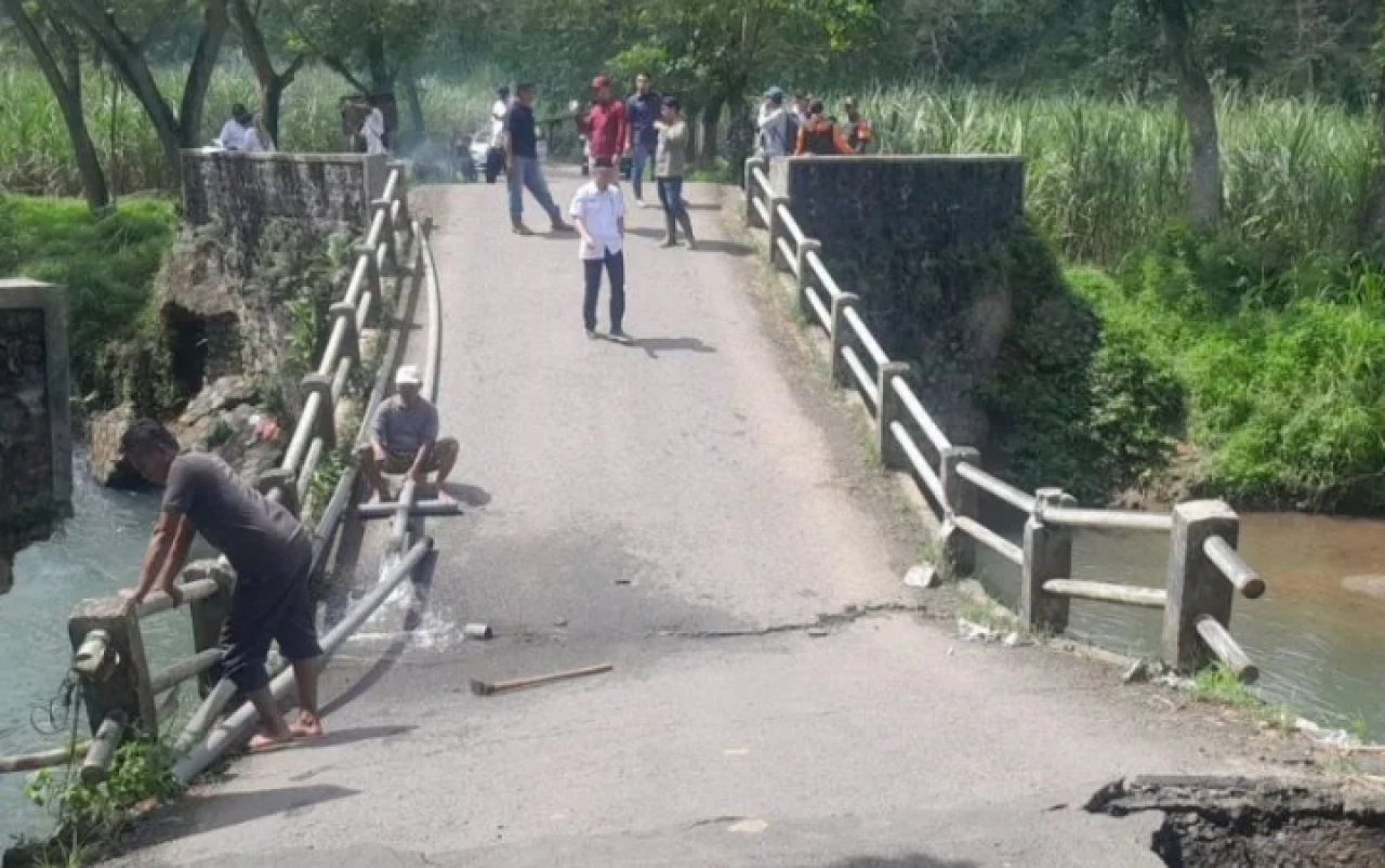 Tim dari Dinas PUCKPP Banyuwangi mengecek jembatan Sungai Lembu yang retak dan ambles. SP/ BYW