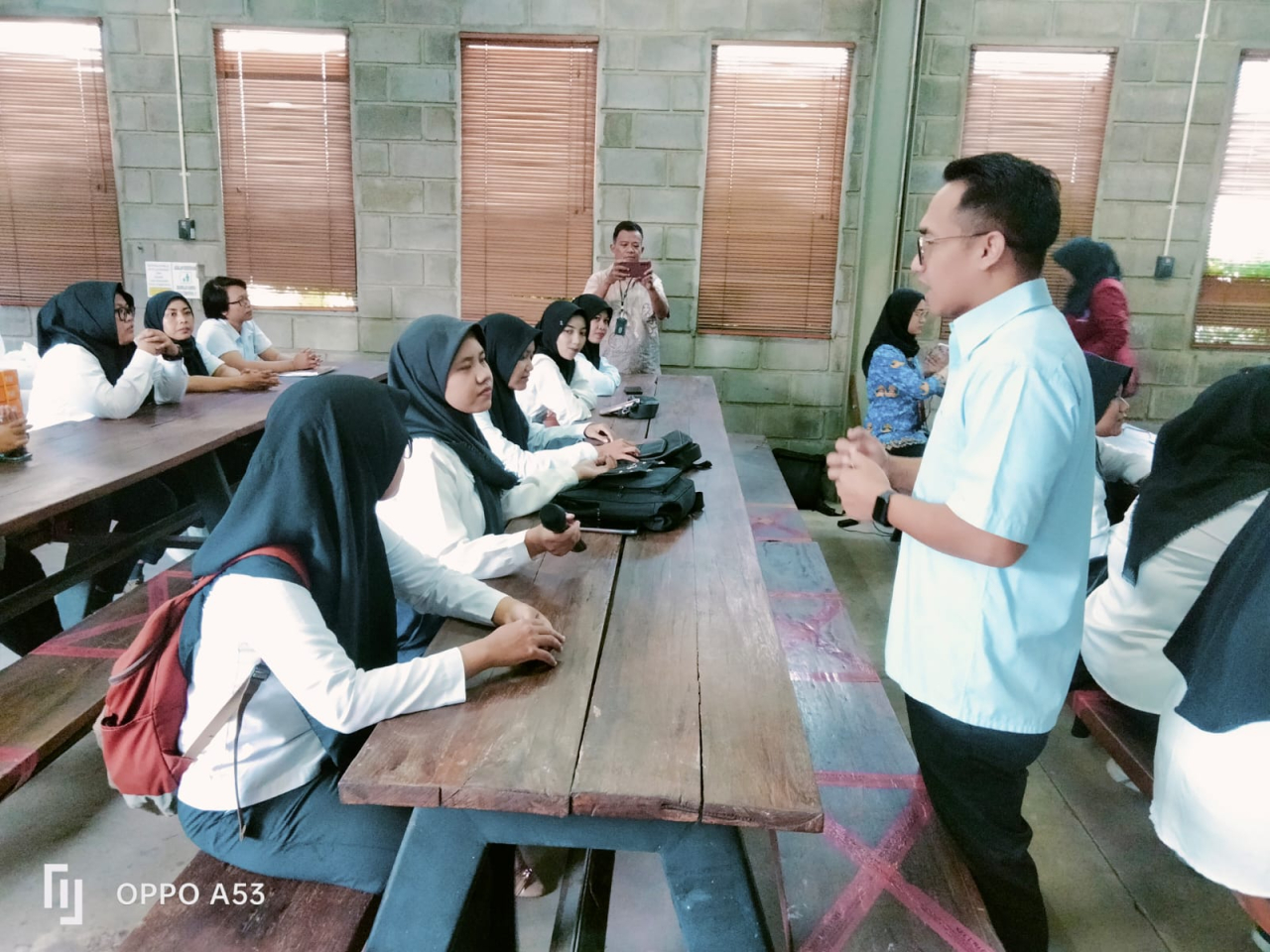 Pelatihan menjahit upper sepatu yang diselenggarakan Dinas Ketenagakerjaan (Disnaker) Kabupaten Sidoarjo. SP/ HIKMAH