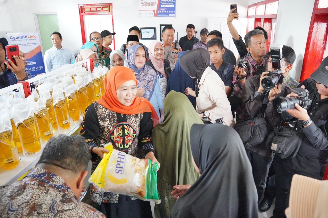 Gubernur Jawa Timur Khofifah Indar Parawansa terlihat dalam peluncuran Koperasi Desa Merah Putih Kupang Jabon, Kab. Sidoarjo. SP/ NI