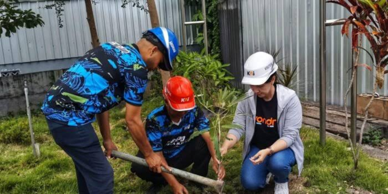 Kegiatan tanam pohon di area Depo Kereta Blitar oleh PT KAI Daop 7 Madiun di Blitar. SP/ BLT