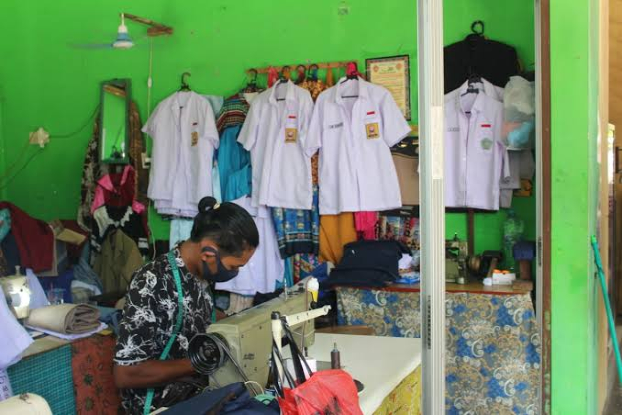 Ilustrasi. Seragam sekolah di Jombang masuk tahap penjahitan. SP/ JBG