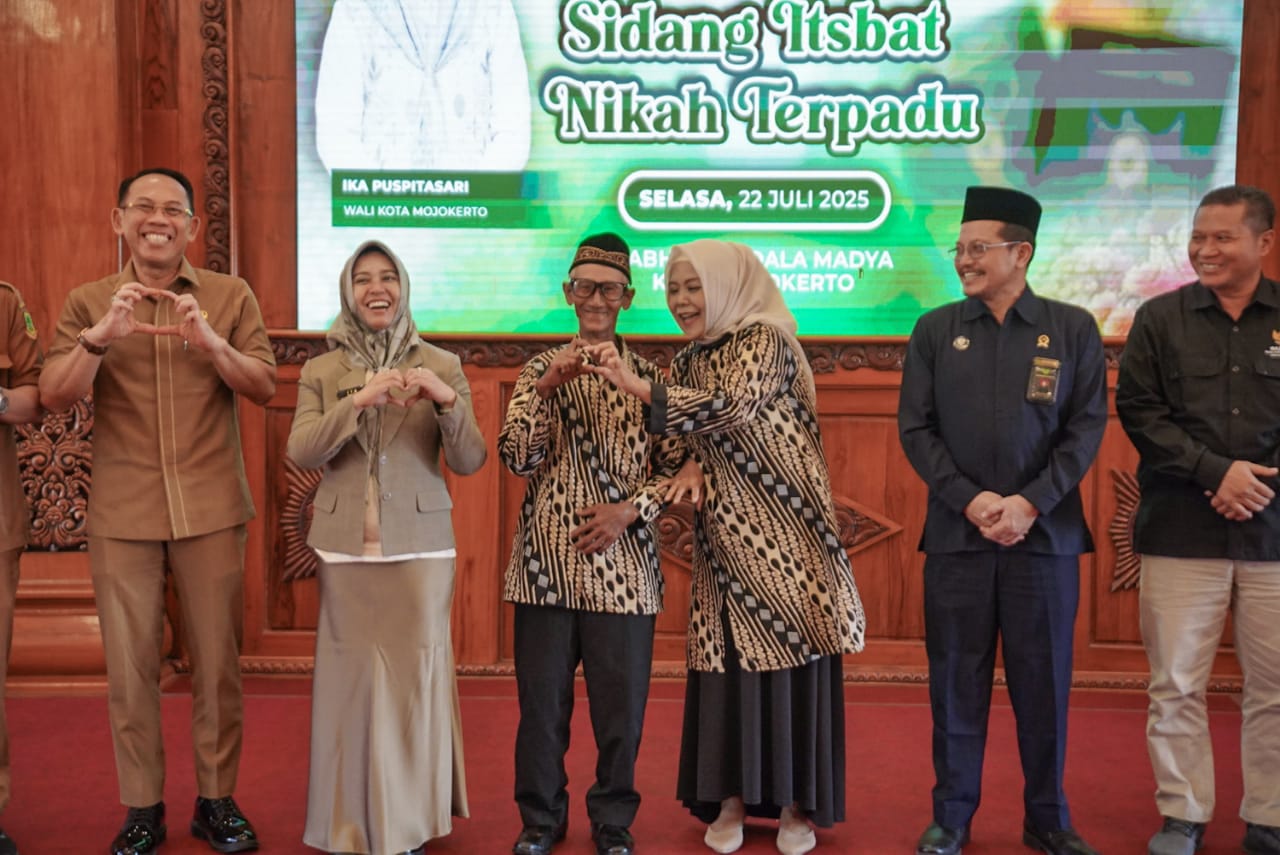 Walikota Mojokerto Ning Ita saat ceremony sidang isbat nikah yang digelar oleh Pemerintah Kota Mojokerto. SP/ DWI