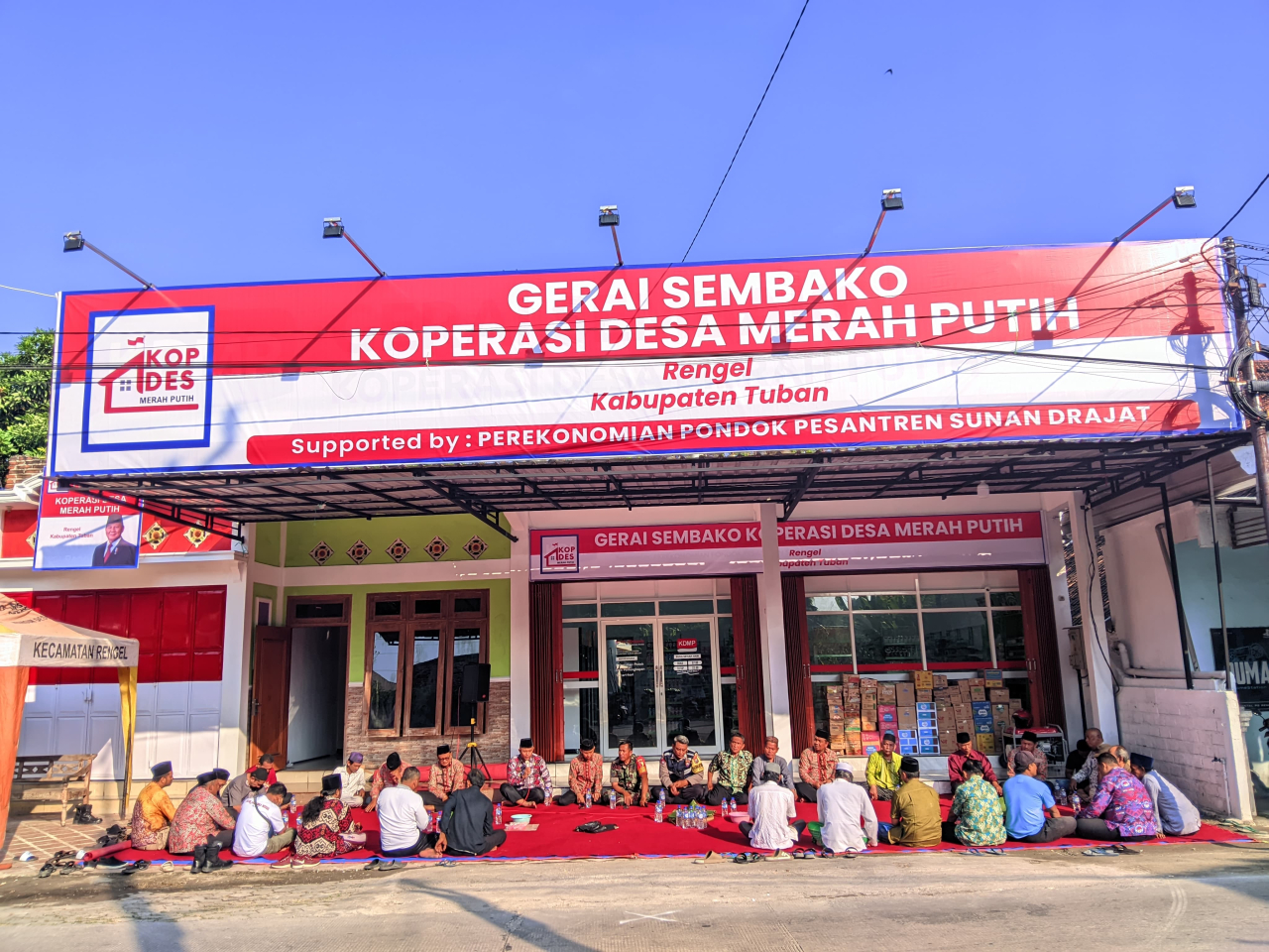 Gerai Sembako Kopdes di Desa/Kec. Rengel Tuban yang bermitra dengan Perekonomian Pondok Pesantren Sunan Drajat, mulai beroperasi usai diresmikan, Kamis, (24/7/2025). SP/MUHAJIRIN