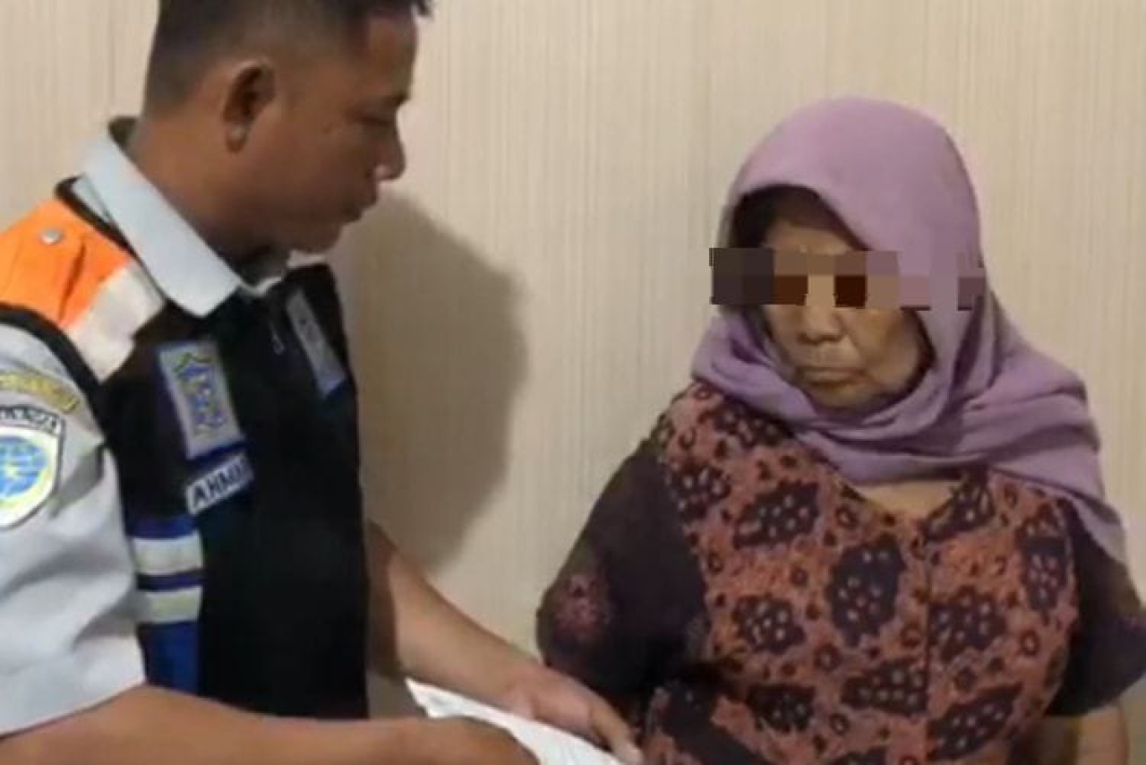Petugas dishub berikan peringatan pada jukir liar di pabean. SP/ Achmad Adi
