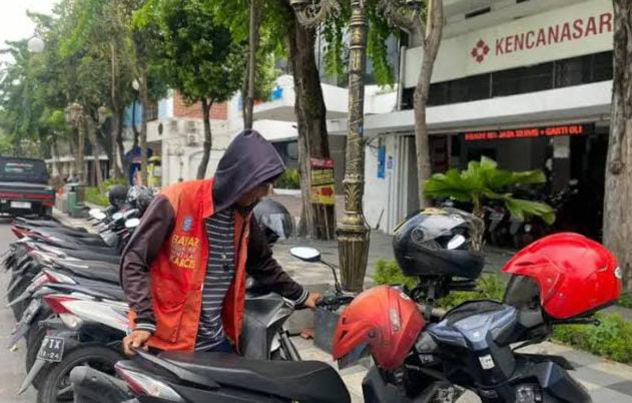 Juru parkir kota Surabaya saat menata kendaraan. SP/ Achmad Adi