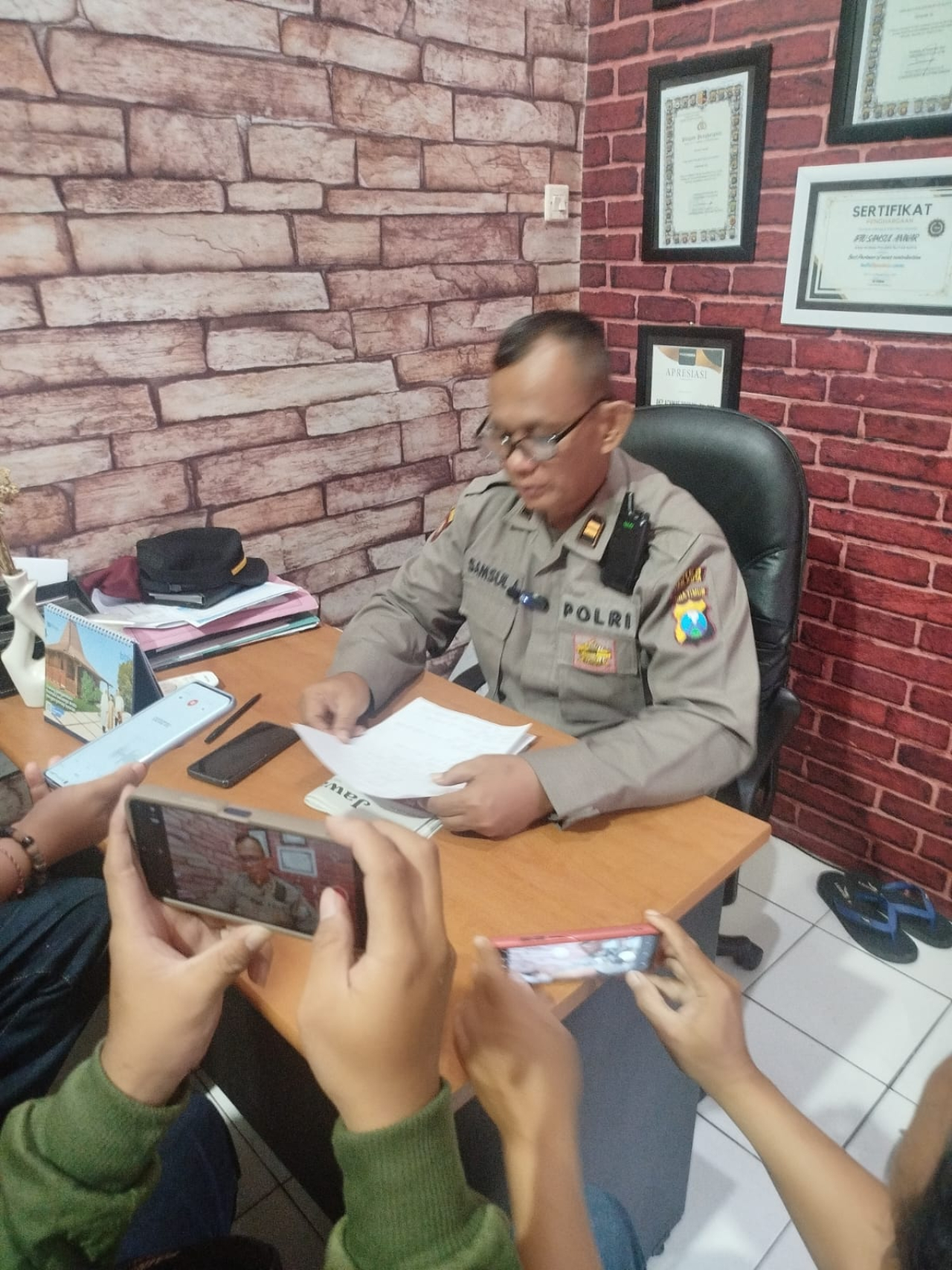 Kasi Humas Polres Blitar Kota Iptu Samsul Anwar beri keterangan...Helm..3 jaket..dan motor sebagai Barang Bukti. SP/ Lestariono