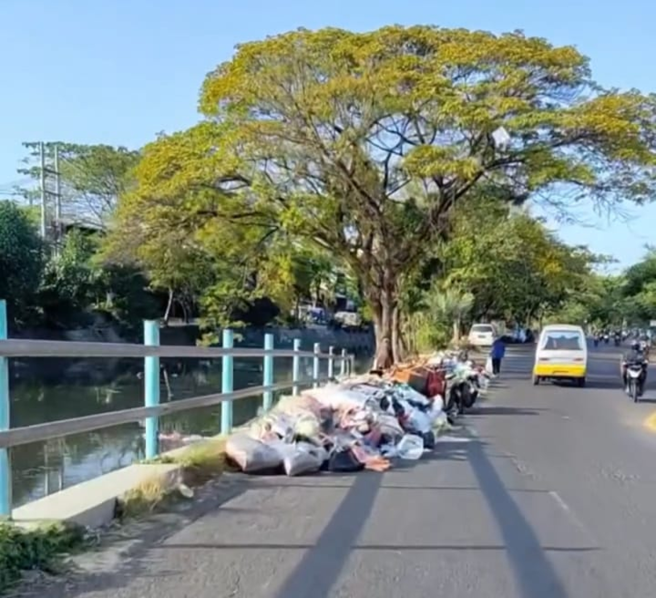 Nampak Tumpukan Sampah di Tepi Jalan Sukolilo Surabaya. SP/ Achmad Adi