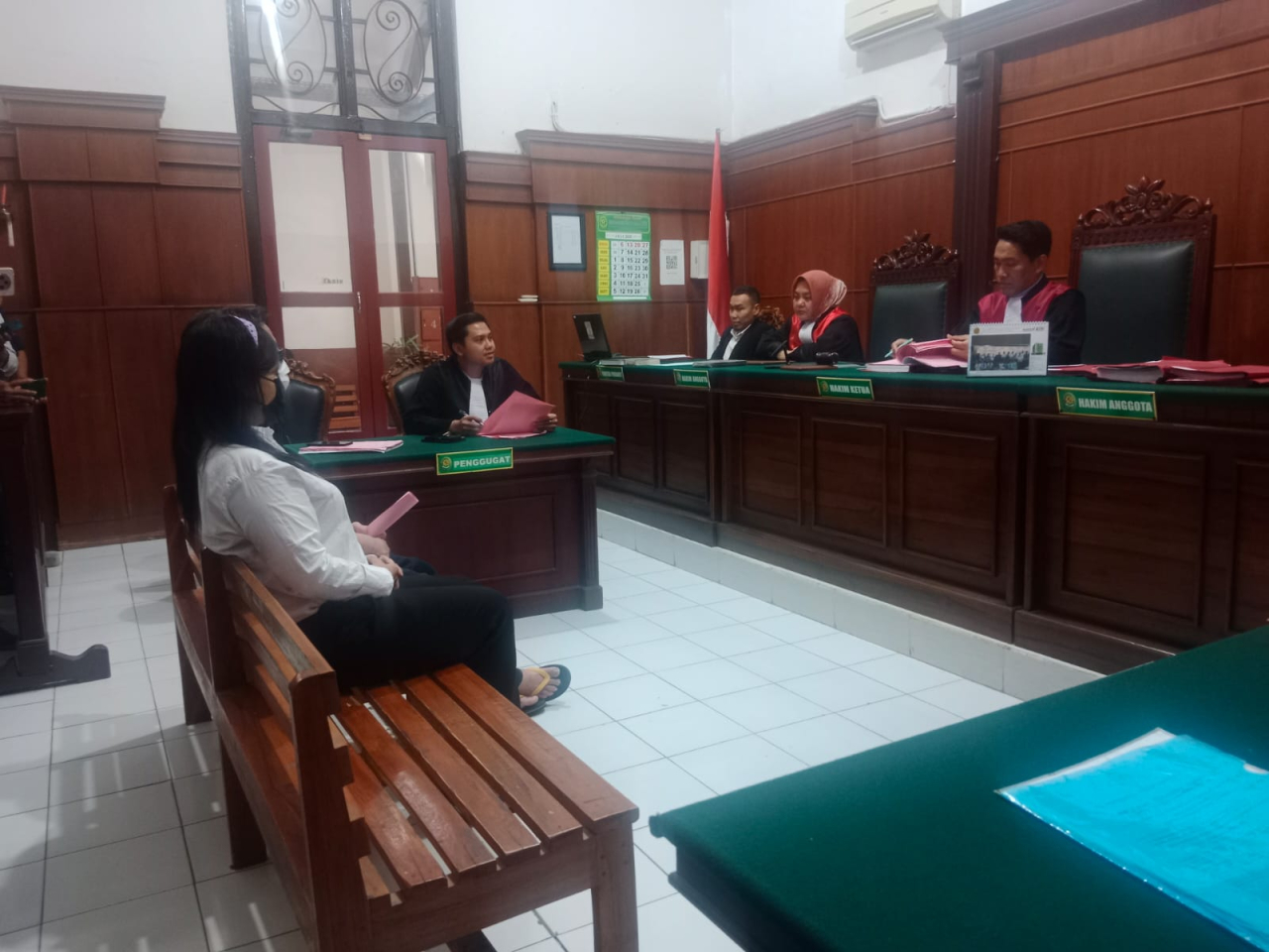 Pasangan suami istri (Pasutri), Handy Soenaryo dan Tjan Hwan Diana, menjalani sidang perdana di Pengadilan Negeri (PN) Surabaya, Rabu (30/7/2025). SP/ BUDI