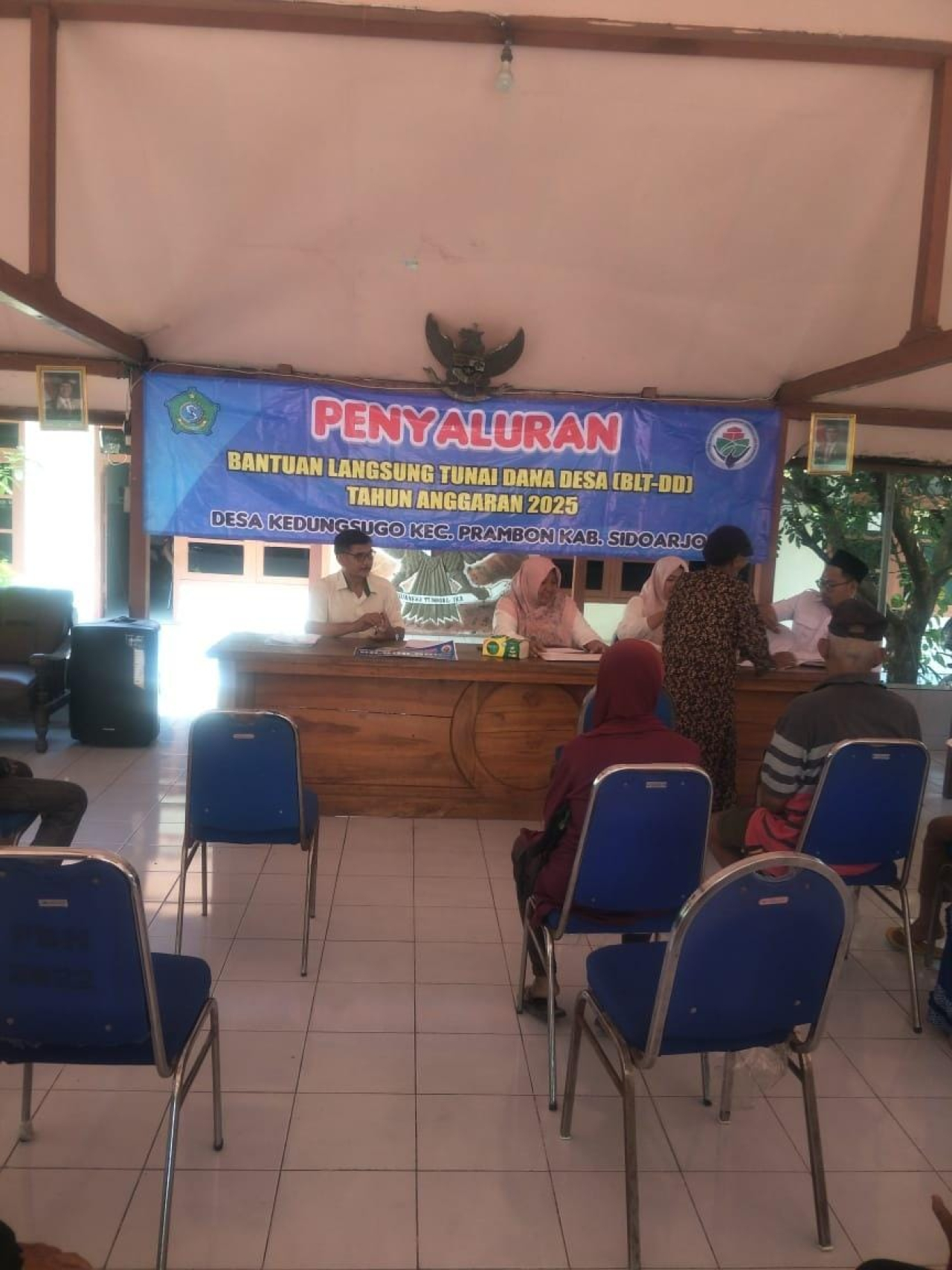 Pelaksanaan kegiatan penyaluran BLT-DD di pendopo kantor desa Kedungsugo. SP/JUM