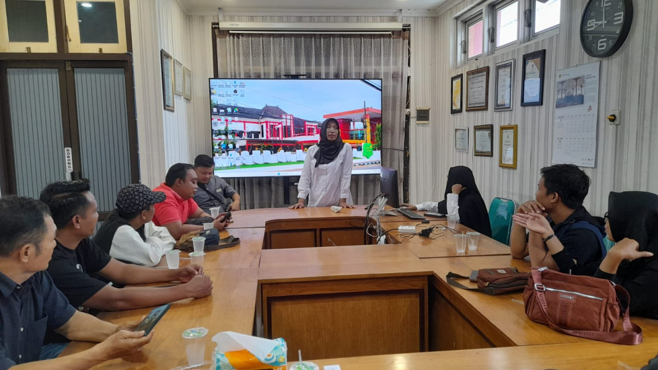 Direktur RSUD dr Moh Anwar Sumenep, dr Erliyati saat menemui audiensi sejumlah jurnalis.