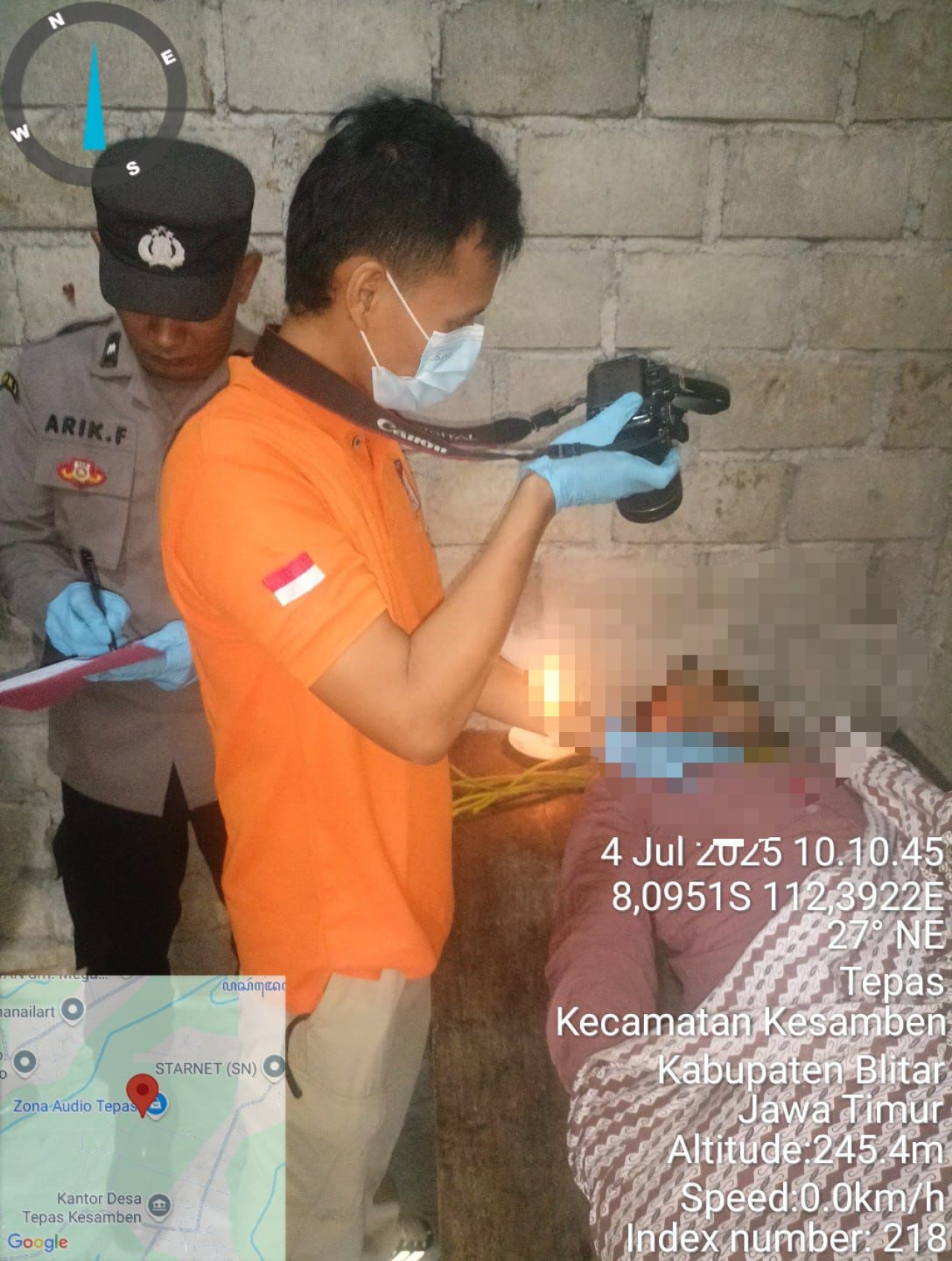 Petugas saat mengidentifikasi korban.