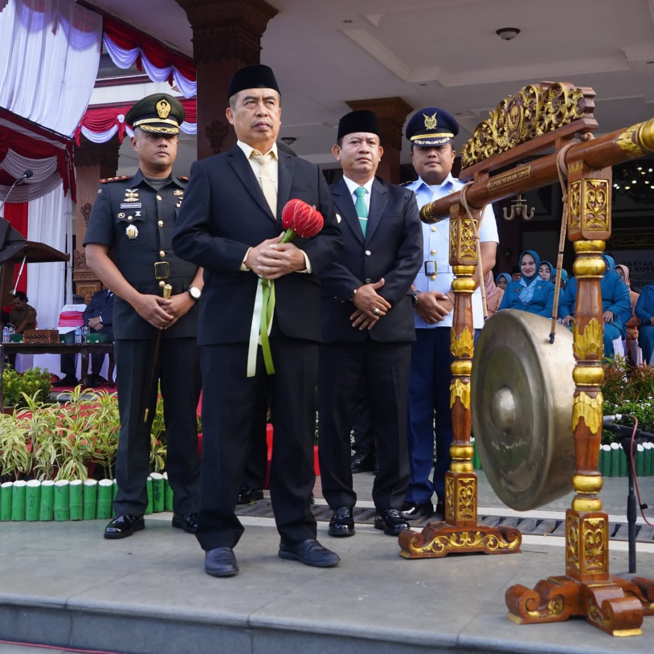 Upacara Peringatan Hari Koperasi Nasional ke-78 yang berlangsung di halaman Pendopo Ronggo Jumeno, Caruban, Sabtu (12/7/2025).