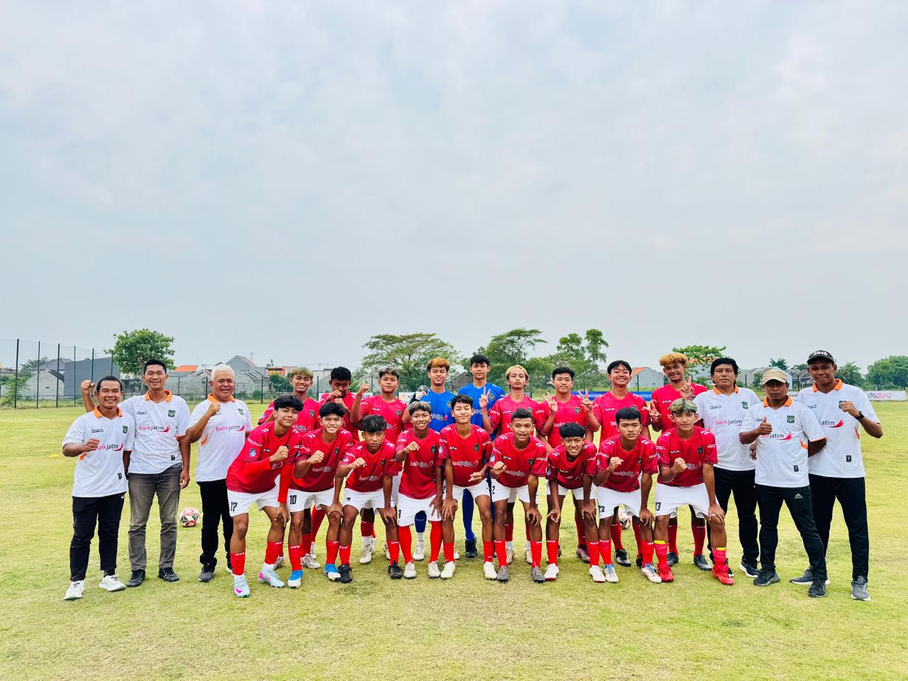 Tim Sepak Bola U-17 Kabupaten Madiun yang berlaga di ajang Piala Soeratin 2025 Zona Jawa Timur di Lamongan.