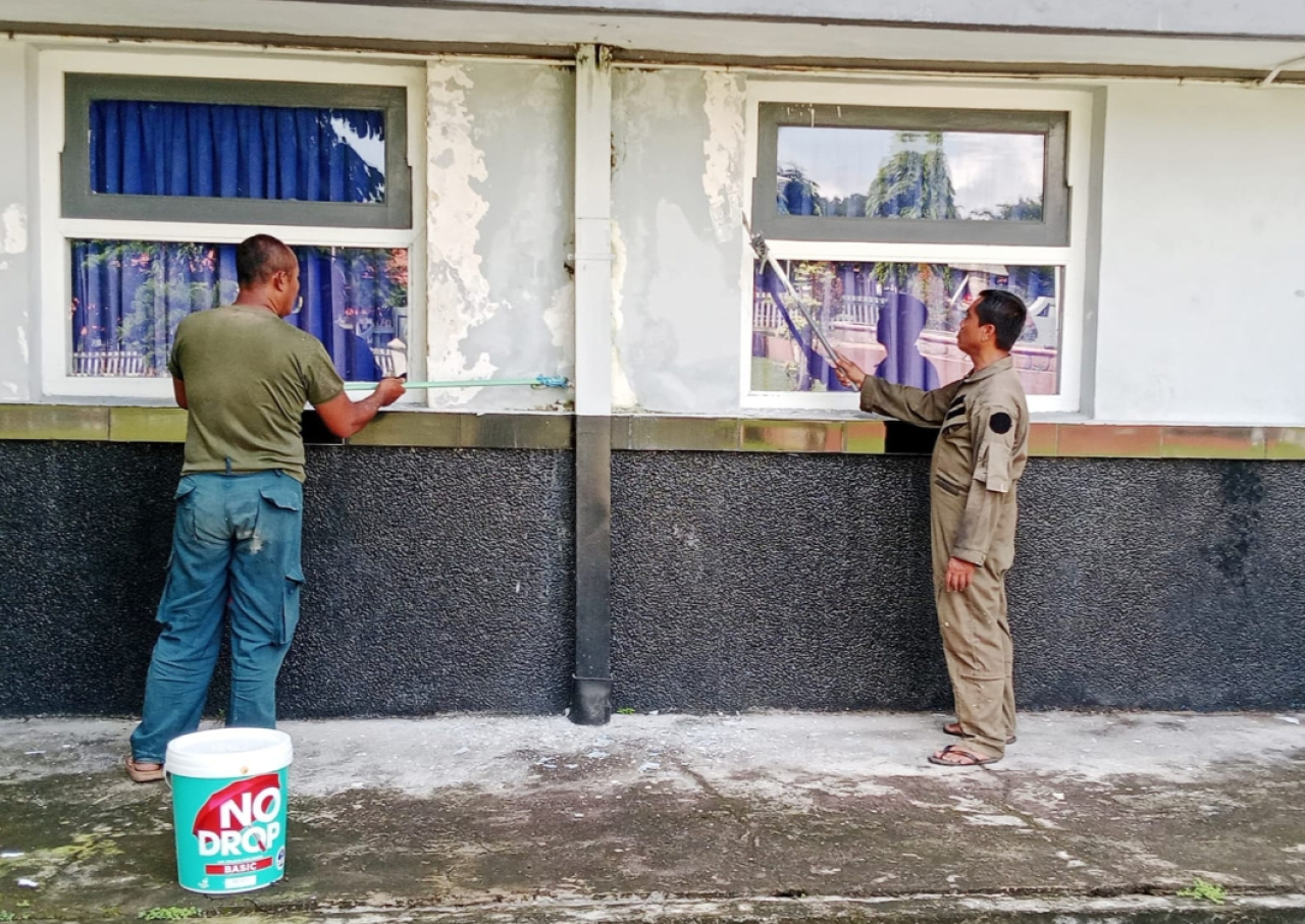 Pengecatan ulang yang dilakukan oleh para prajurit.