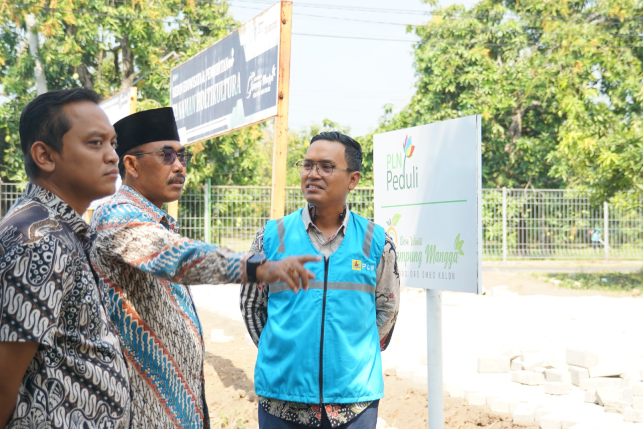 Camat Rembang (tengah) menjelaskan rencana pengembangan kawasan Wisata Kampung Mangga. Foto/Humas PLN