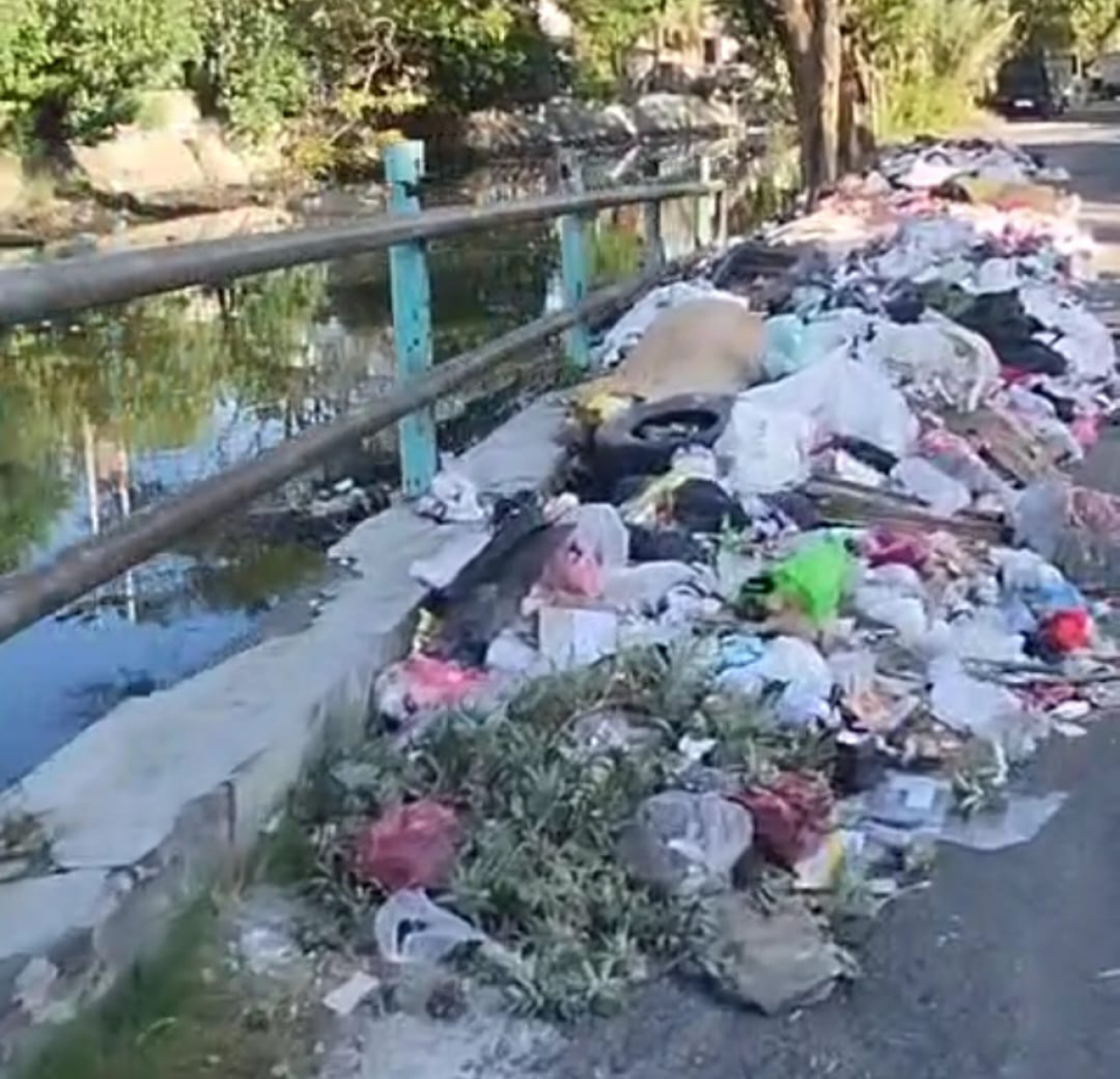 Jumlah timbunan sampah harian mencapai 1.800 ton per hari.