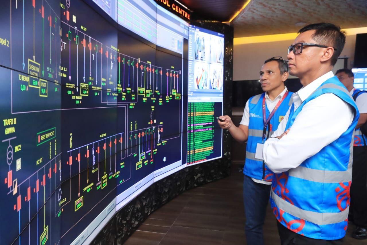 Dirut PLN, Darmawan Prasodjo saat mendampingi petugas melakukan monitoring sistem kelistrikan secara digital. Foto/Humas PLN