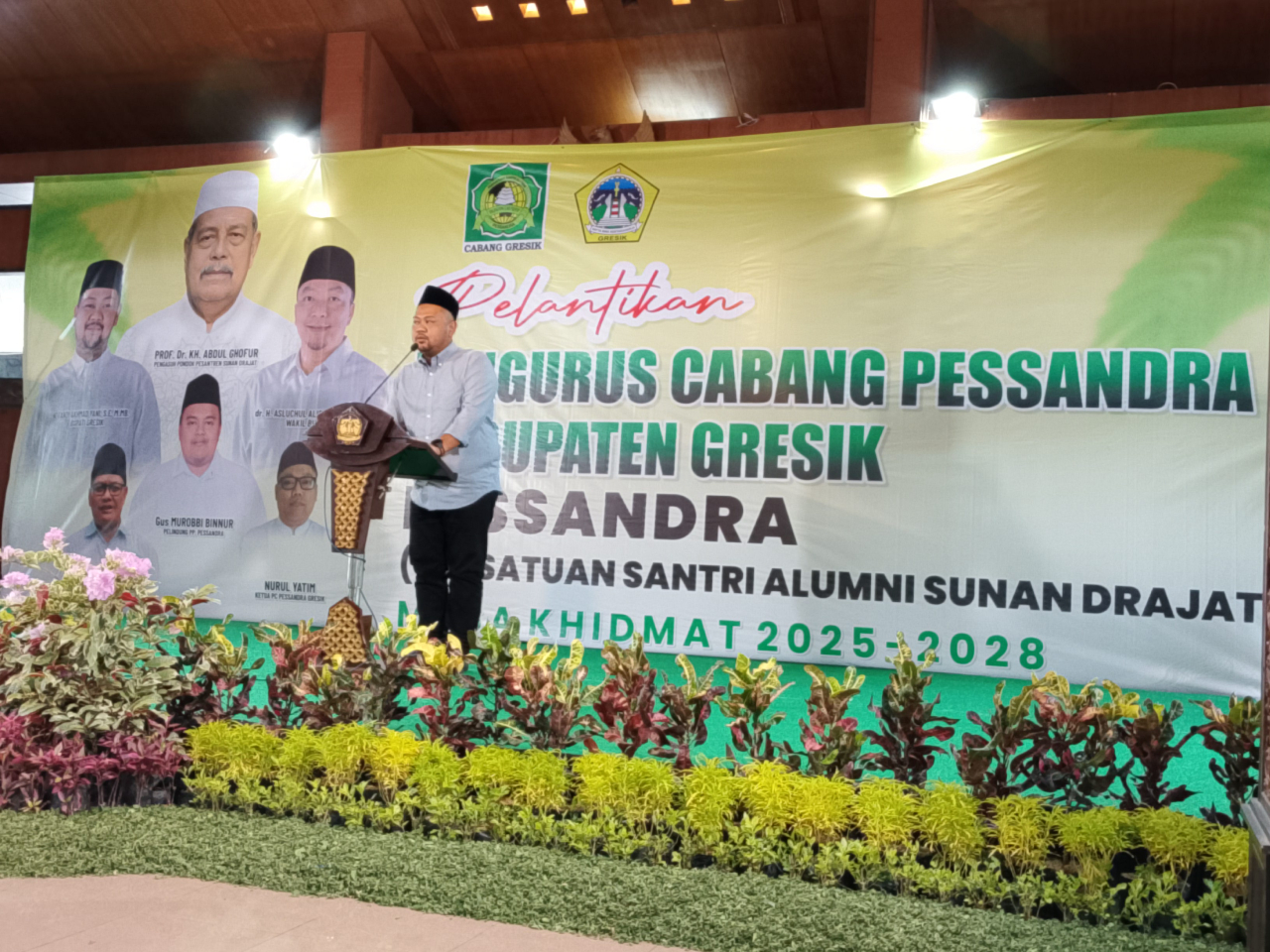Bupati Gresik, Fandi Ahmad Yani saat menyampaikan sambutan di hadapan pengurus dan ratusan alumni saat pelantikan PC. PESSANDRA Gresik di Pendopo.  FOTO:SP/M. AIDID