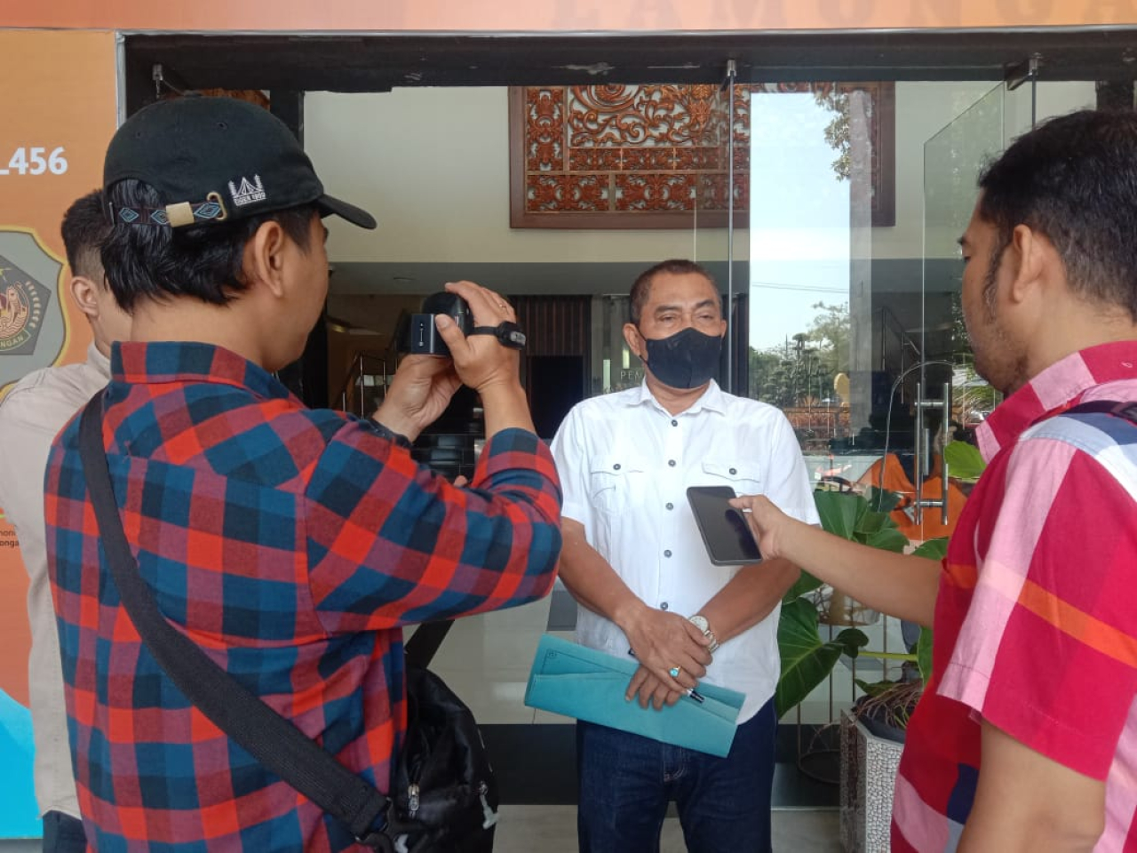 Heri Pranoto saat diwawancarai wartawan sebelum masuk ke gedung lantai 7 Pemkab Lamongan.  FOTO:SP/MUHAJIRIN