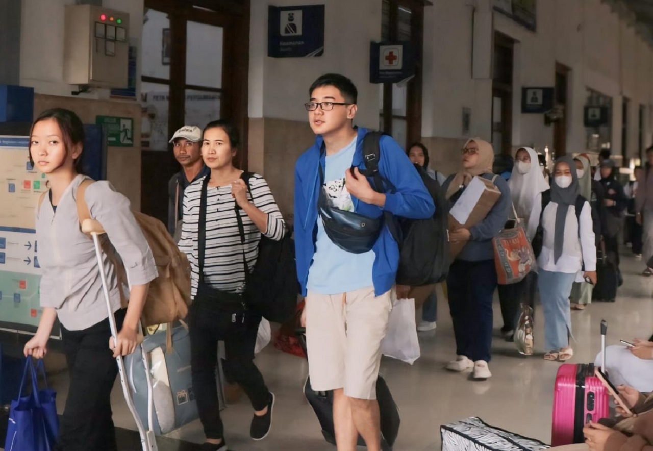 Ilustrasi. Kepadatan penumpang di Stasiun Jember di momen libur Tahun Baru Islam. SP/ JB