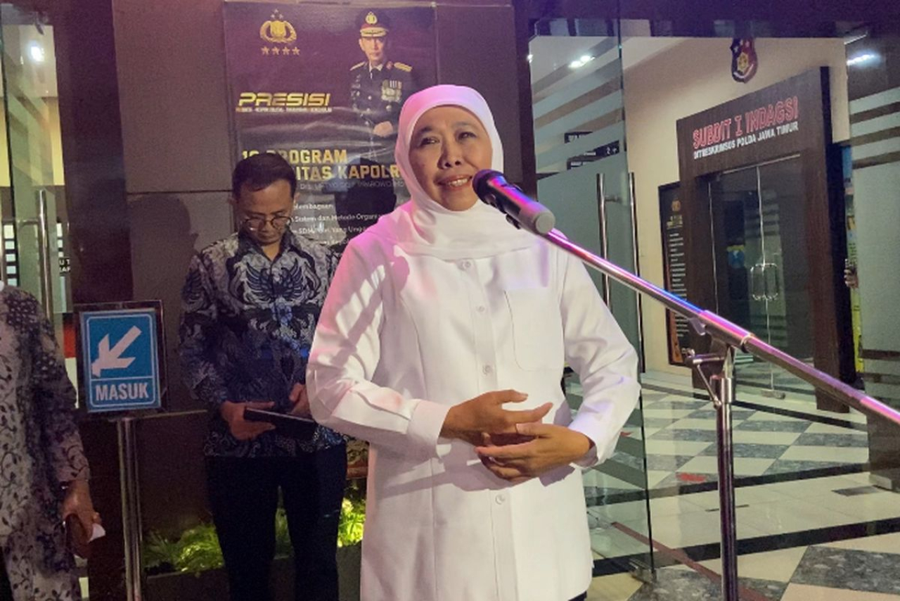 Khofifah Indar Parawansa, Gubernur Jatim, memberikan keterangan dihadapan wartawan usai diperiksa dan dimintai keterangan oleh penyidik KPK terkait pemberian dana Hibah di Pemprov Jatim, Kamis (10/7/2025) malam.