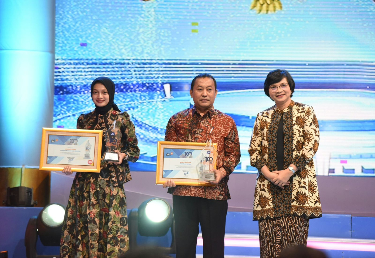 Wali Kota Kediri Vinanda Prameswati (kiri) foto bersama Direktur JTV saat menerima penghargaan kepala daerah inovatif