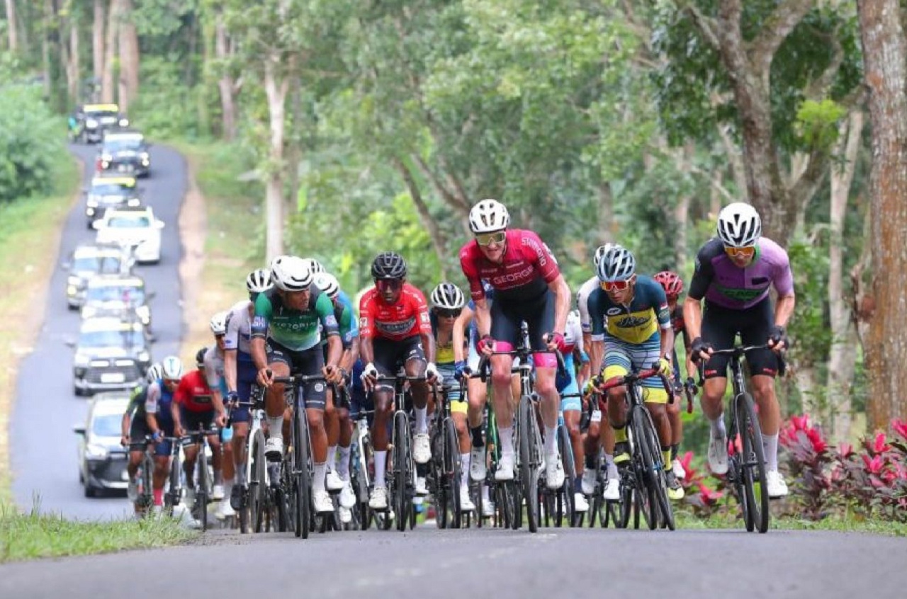 Peserta balap sepeda dari berbagai negara TdBI 2025 menyusuri jalan hutan Taman Nasional Alas Purwo Banyuwangi. SP/ BYW