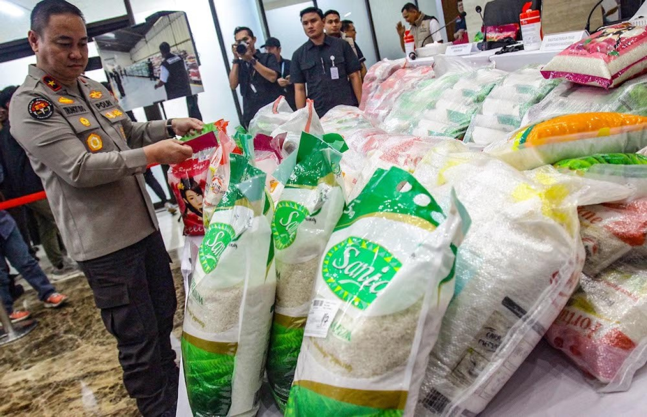 Bareskrim Polri melalui Satgaas Pangan, berhasil menyita ratusan beras oplosan yang ditemukan di sejumlah tempat, dengan total 201 ton beras premium oplosan kemasan.