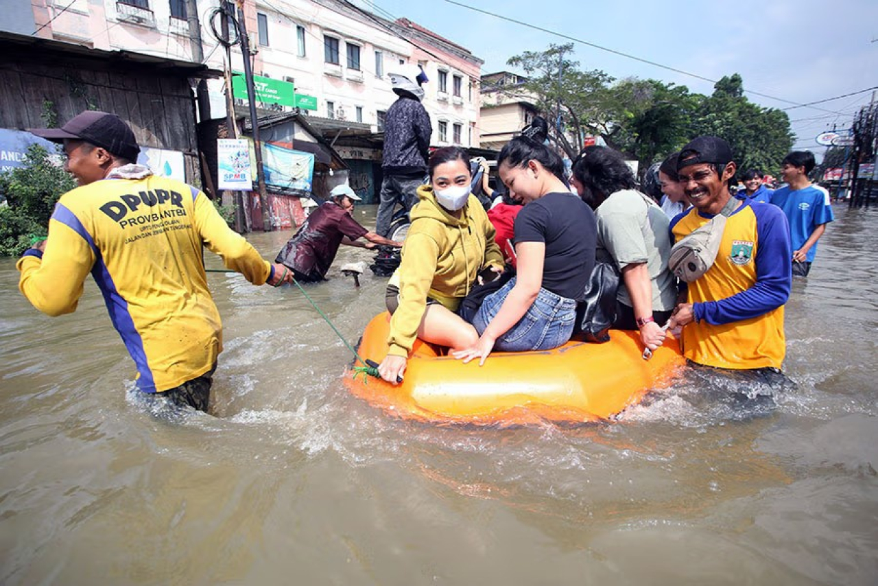 Sejak akhir Juni hingga awal Juli 2025, hujan deras dengan curah yang tinggi, membuat sejumlah kawasan di kota besar di Jawa, terendam banjir. Termasuk yang paling parah di wilayah Jabodetabek.