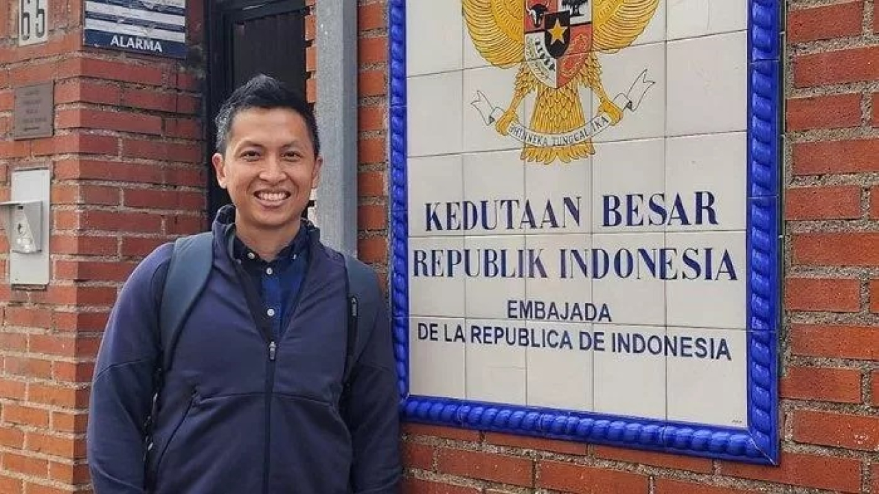 Foto Diplomat Kemlu, Arya Daru semasa hidupnya, sebelum ditemukan tewas di kamar indekosnya.