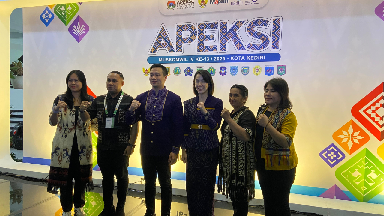Bersama sang Istri, dr Widya Cahya, mereka kompak mengenakan pakaian khas Kota Kediri