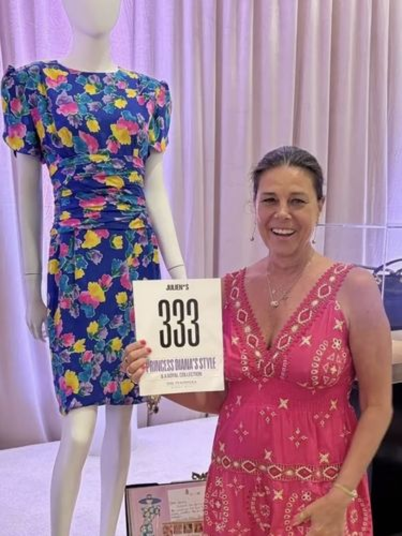 Gaun milik Putri Diana yang pernah dipakai kunjungan ke Florence, pada tahun 1985, terjual hampir Rp 17,8 Miliar.