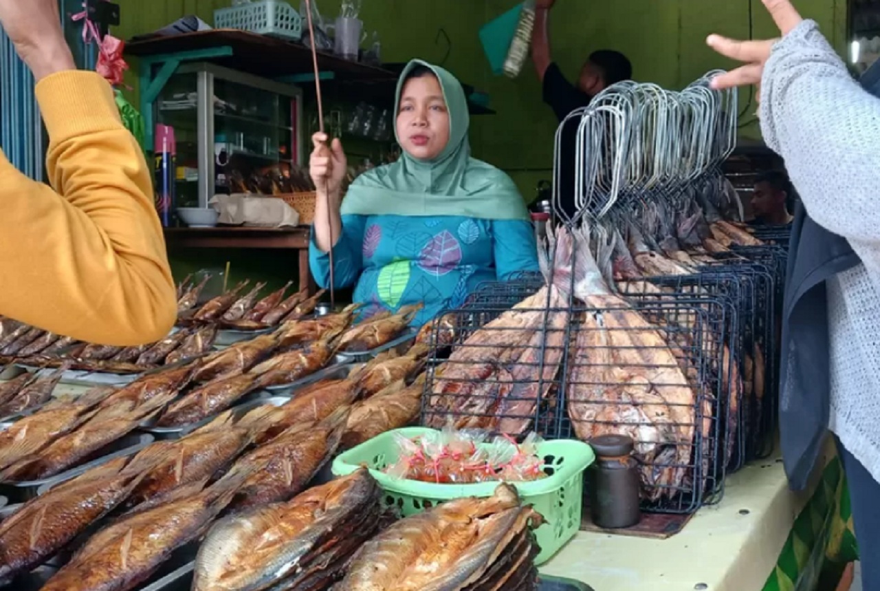 Ilustrasi. Penjual ikan dan cumi asap di Trenggalek mulai alami kenaikan. SP/ TRG