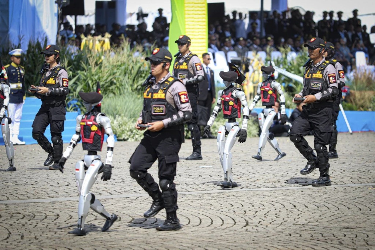 Rangkaian defile ditampilkan untuk memeriahkan upacara HUT ke-79 Bhayangkara yang digelar di Silang Monas, Jakarta Pusat, Selasa (1/7). Aksi robot pintar Polri menjadi pusat perhatian pengunjung dan para tamu dalam pertunujukan parade.