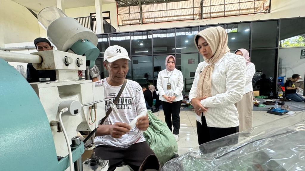 Walikota Ning Ita saat meninjau proses produksi sepatu ekspor di Sentra IKM Alas Kaki Surodinawan
