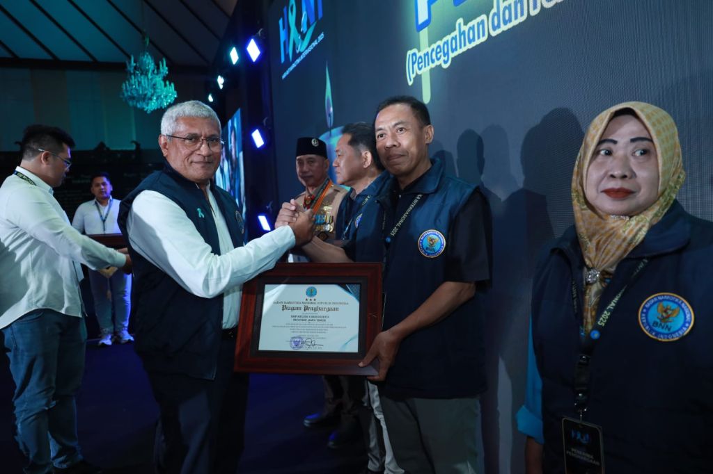 Kota Mojokerto menerima penghargaan dri BNN RI