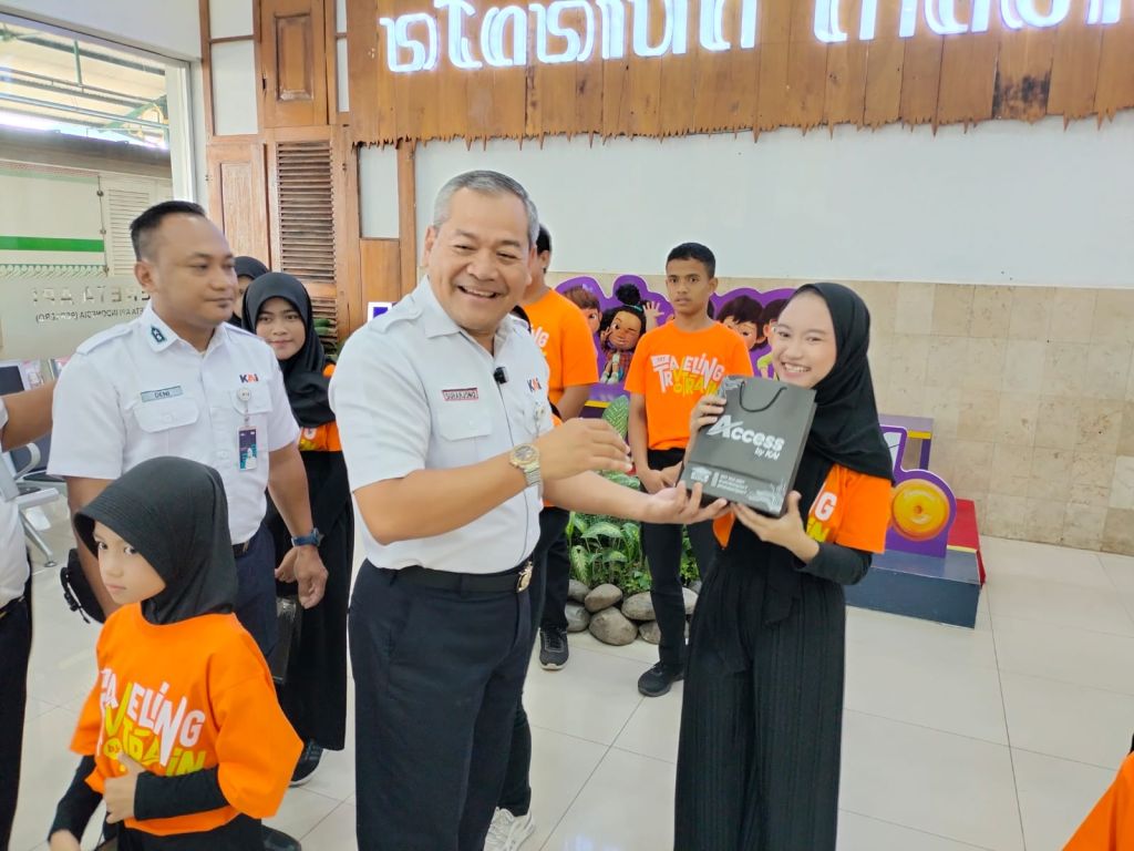 Momen mengharukan terjadi saat puluhan anak disabilitas diajak naik kereta api di stasiun Madiun, Rabu (23/7/2025).