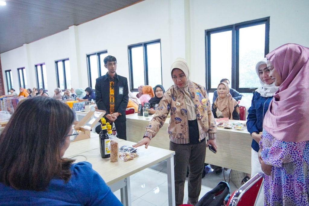 Walikota Ning Ita saat meninjau kegiatan fasilitasi TKDN yang diselenggarakan di Sentra IKM Batik Maja Bharama Wastra.