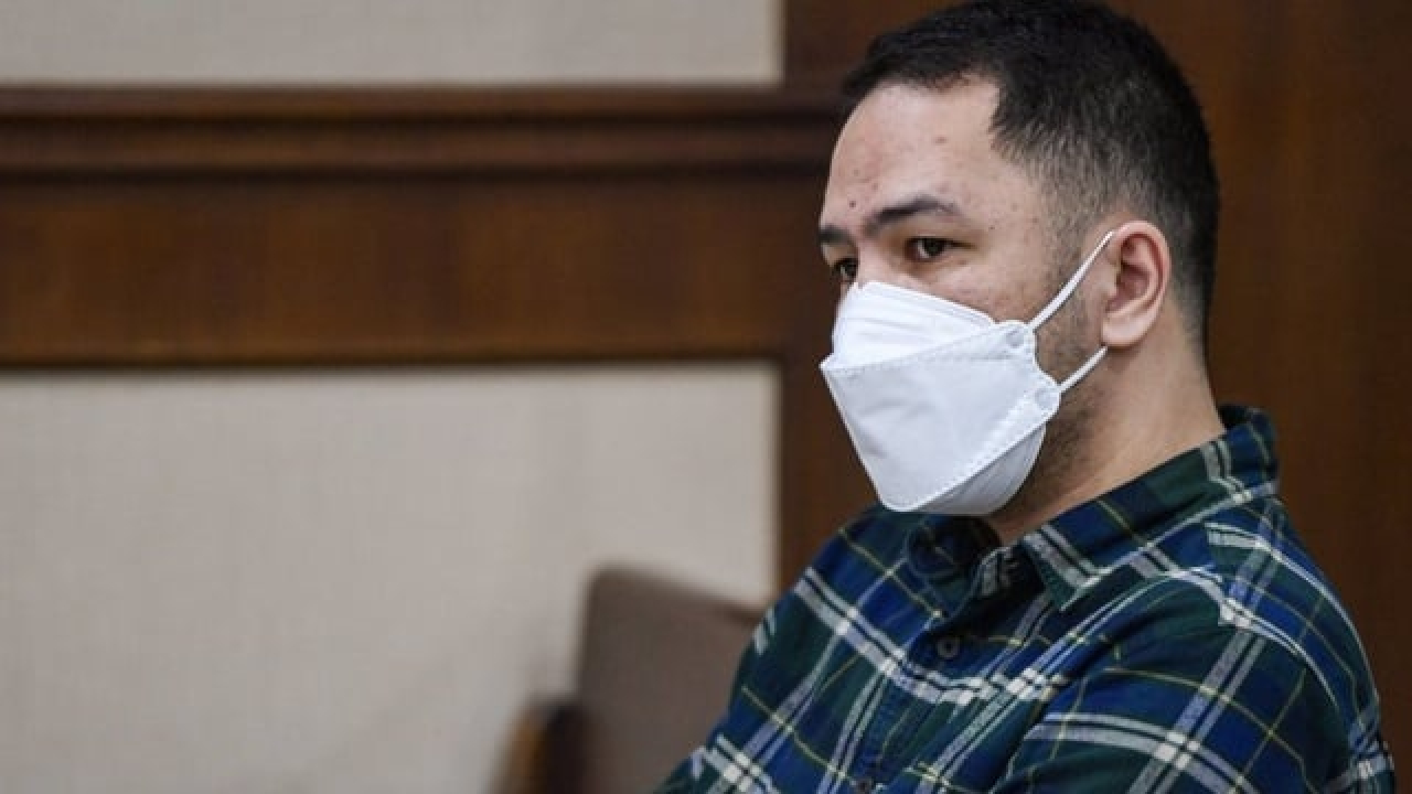 Ekspresi eks jaksa Azam Akhmad Akhsya usai pembacaan vonis kasus korupsi senilai Rp 17,8 Miliar.