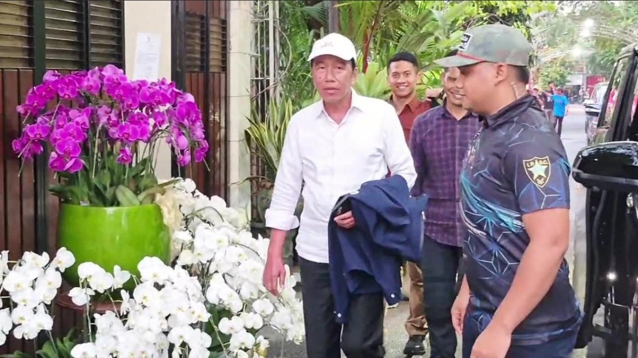 Joko Widodo saat kembali pulang ke rumahnya usai liburan 2 minggu bersama cucu.