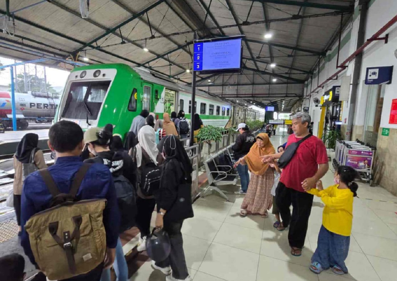 Rangkaian KA Bandara Internasional Adi Soemarmo (KA BIAS) berada di Stasiun Madiun, Jatim. SP/ MDN