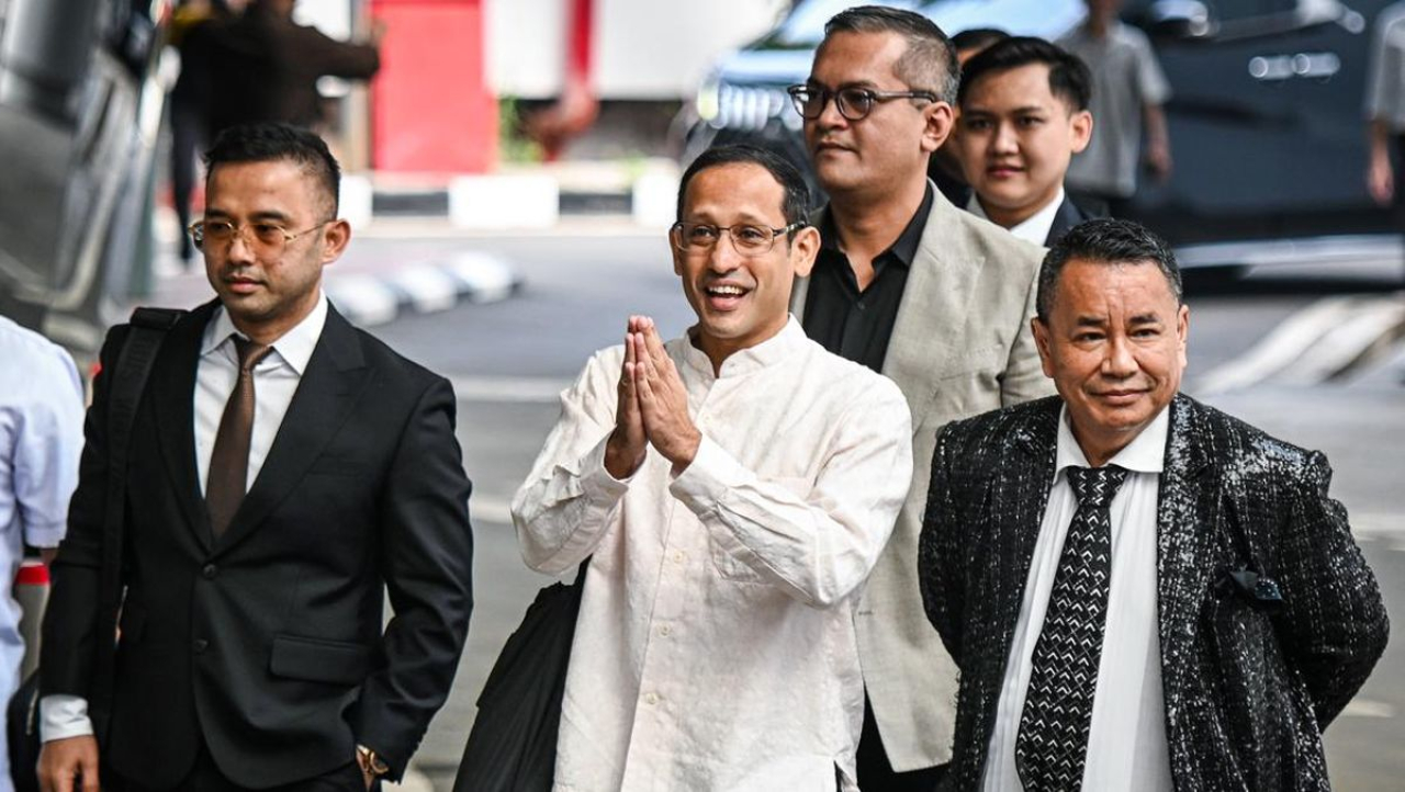 Momen Nadiem Makarim, ditemani kuasa hukumnya, Hotman Paris, saat mendatangi Gedung Kejagung untuk memenuhi panggilan penyidik dalam kasus dugaan korupsi Chromebook.