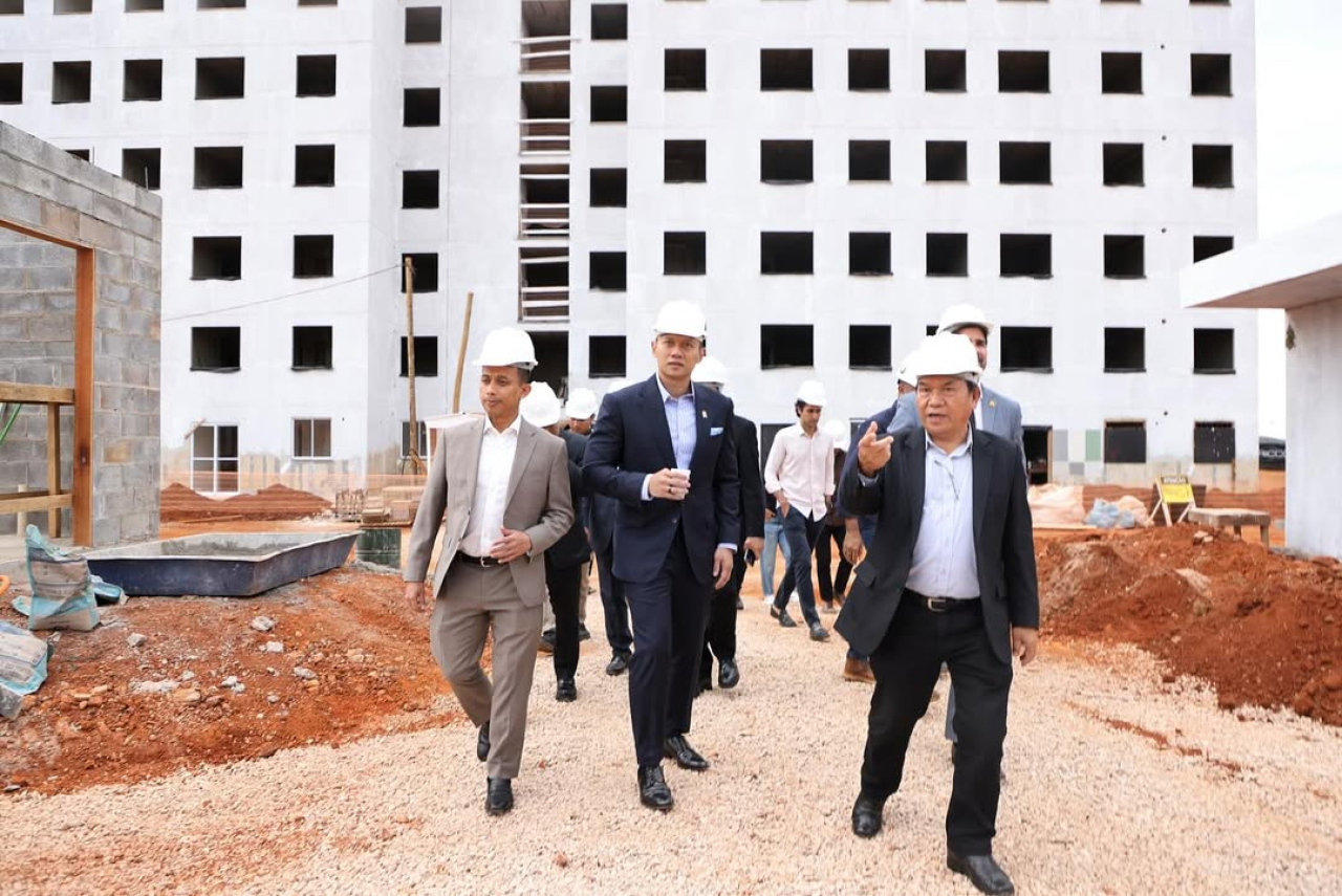 Menteri Koordinator Bidang Infrastruktur dan Pembangunan Kewilayahan Agus Harimurti saat meninjau program rumah murah di Brasil.