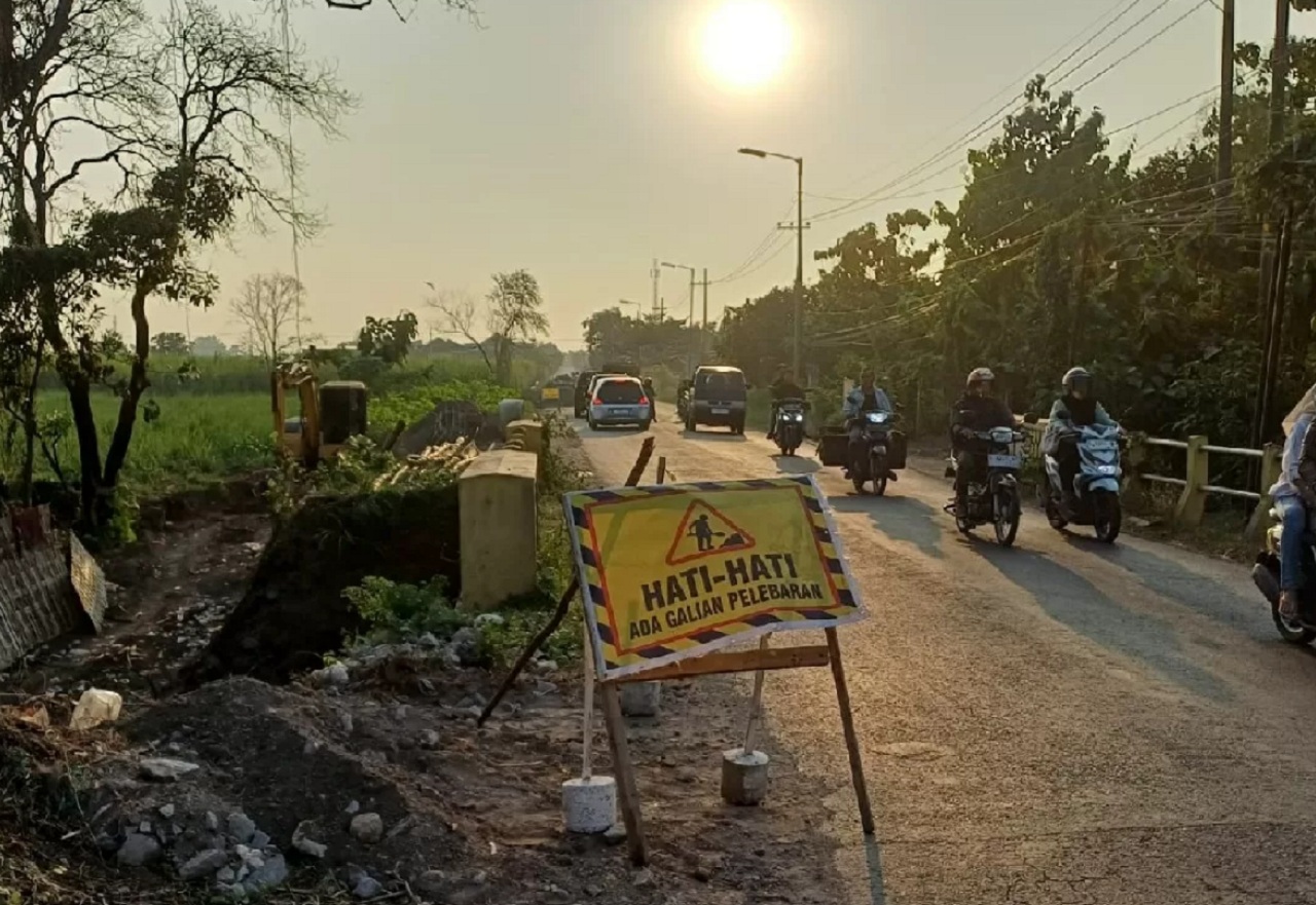 Kondisi jembatan di jalan kabupaten ruas Ceweng-Kalianyar Desa Bandung, Kecamatan Diwek mulai dilebarkan. SP/ JBG
